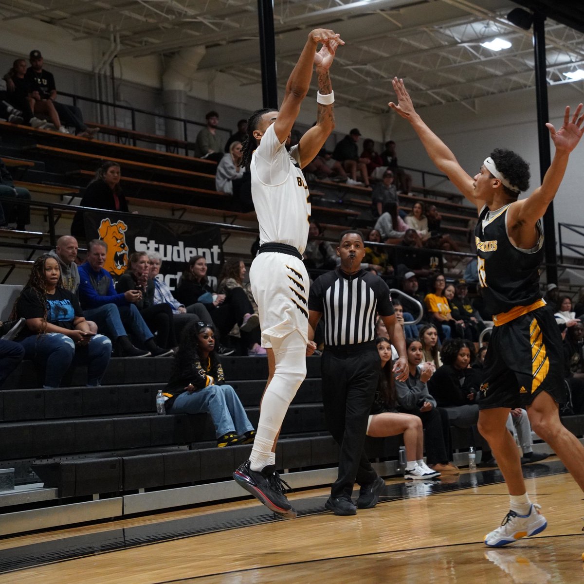 Sniper 🎯 🦆 

On Sunday, Mason Wallace joined fellow Bulldog Matt Perry in the SCAC record books by becoming the 14th SCAC player to make 6 or more threes in a single game without a miss in league history 

#TooLiveU | #PupsUp