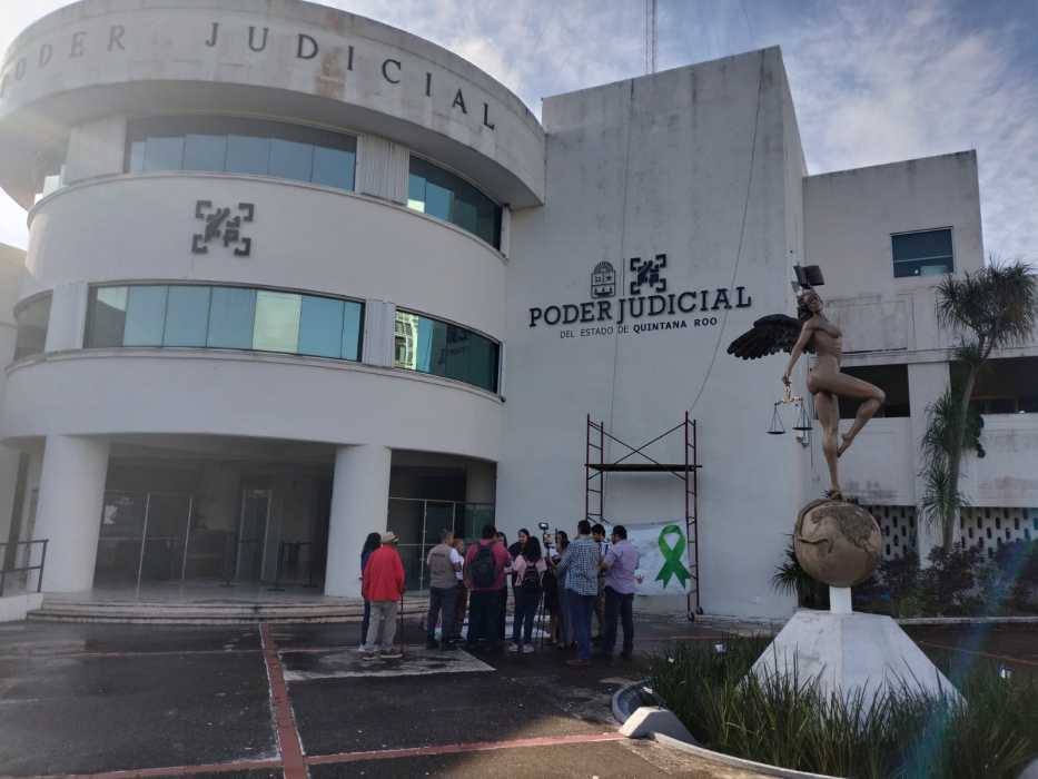 Noticaribe's tweet photo. Denuncian familiares de Emiliano Ramos y feministas omisión de jueces en denuncia contra diputada Paola Moreno por violencia familiar https://t.co/bvmsSKzPIM https://t.co/EW7t7P8JJz
