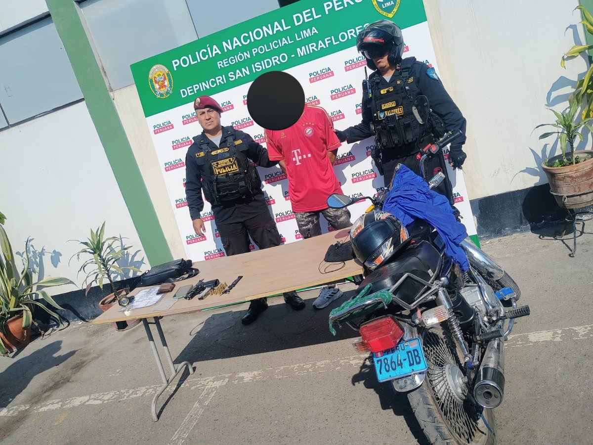 LimaRegion's tweet photo. #Halconespnp Detención de una persona que se desplazaba a bordo de una moto lineal por la Vía expresa, prohibido para dichos vehículos, encontrándose en su poder un arma de fuego y municiones , el cual fue conducido a la #Depincri #Miraflores #LatinaNoticias #americatv https://t.co/K5vcoUZntv