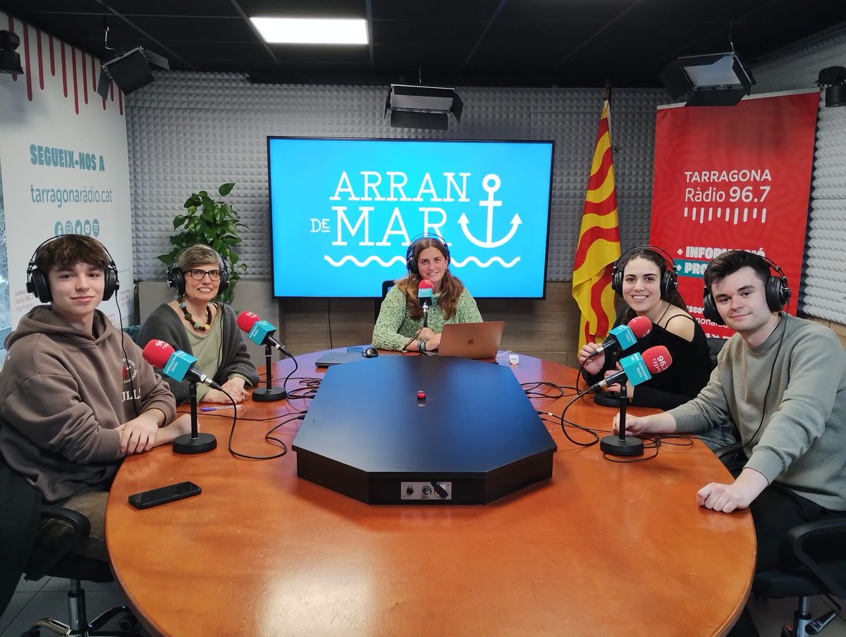 Hub Experimenta (@hubexperimenta) on Twitter photo Tarda diferent des de l'estudi de <a href="/tarragonaradio/">Tarragona Ràdio 🟣</a> explicant el joc Salva al Pingüí 🐧, creat per estudiants de la @universitaturv i l'@insgabrielferrater. Un joc científic que aborda l’impacte del canvi climàtic en els oceans. Tarda diferent des de l'estudi de <a href="/tarragonaradio/">Tarragona Ràdio 🟣</a> explicant el joc Salva al Pingüí 🐧, creat per estudiants de la @universitaturv i l'@insgabrielferrater. Un joc científic que aborda l’impacte del canvi climàtic en els oceans.