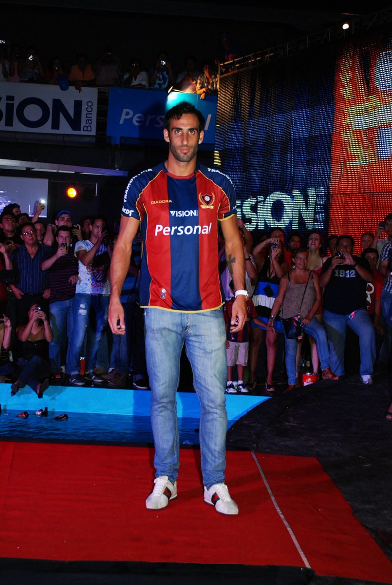 Uds. son muy jóvenes pero antes la presentación de camiseta de mi club se hacía en Vúlcan y de la nada aparecía en una pasarela éste chad.