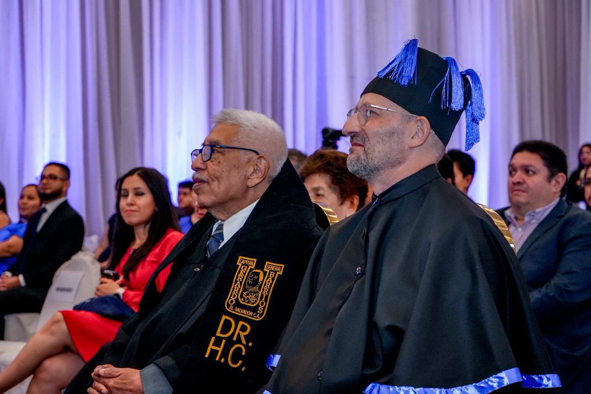ADELLaUnion's tweet image. Este día queremos felicitar al señor embajador de la @UEenElSalvador @FrancoisRoudie por haber recibido el Doctorado Honoris Causa por parte la @UGB_SV como un reconocimiento por su ardua labor en favor del desarrollo económico, ambiental y social de nuestro país 
Muchas…