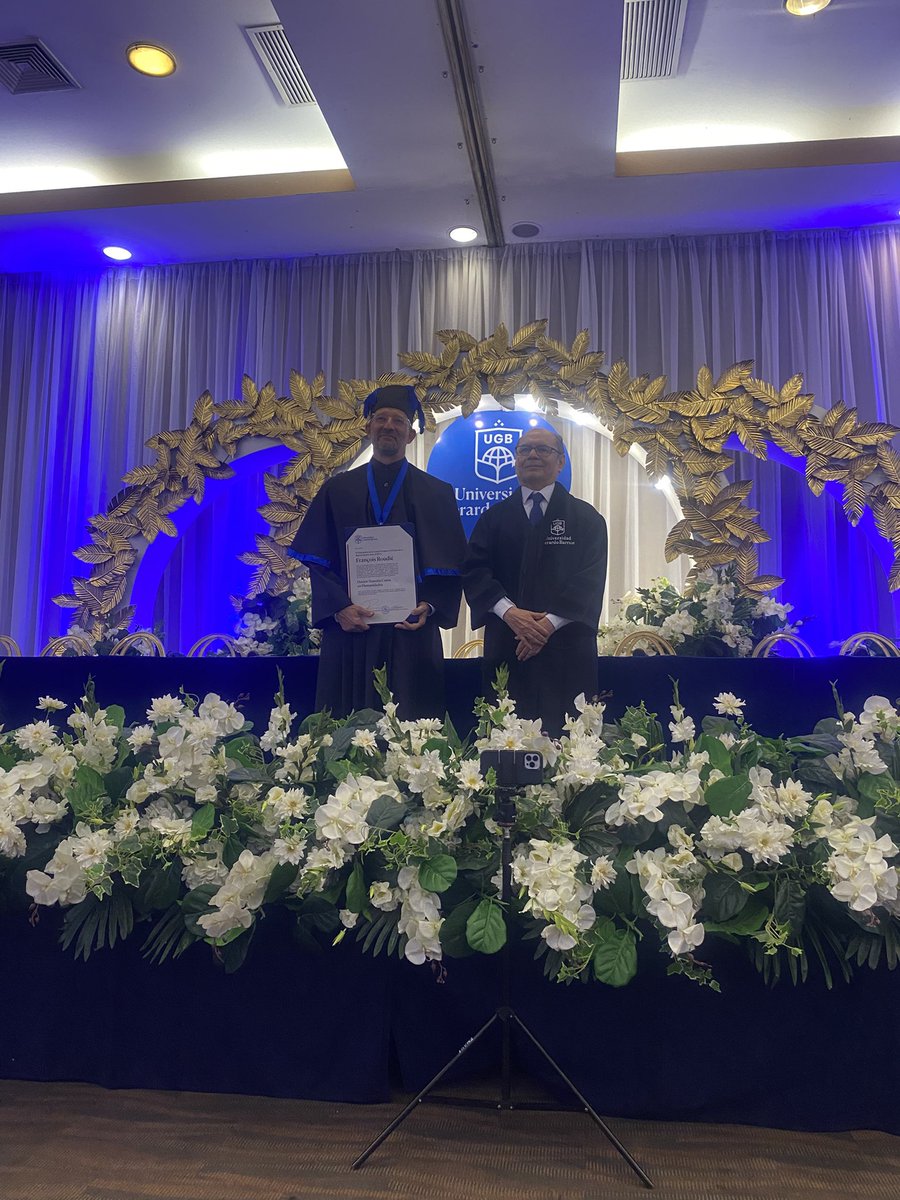ADELLaUnion's tweet image. Este día queremos felicitar al señor embajador de la @UEenElSalvador @FrancoisRoudie por haber recibido el Doctorado Honoris Causa por parte la @UGB_SV como un reconocimiento por su ardua labor en favor del desarrollo económico, ambiental y social de nuestro país 
Muchas…