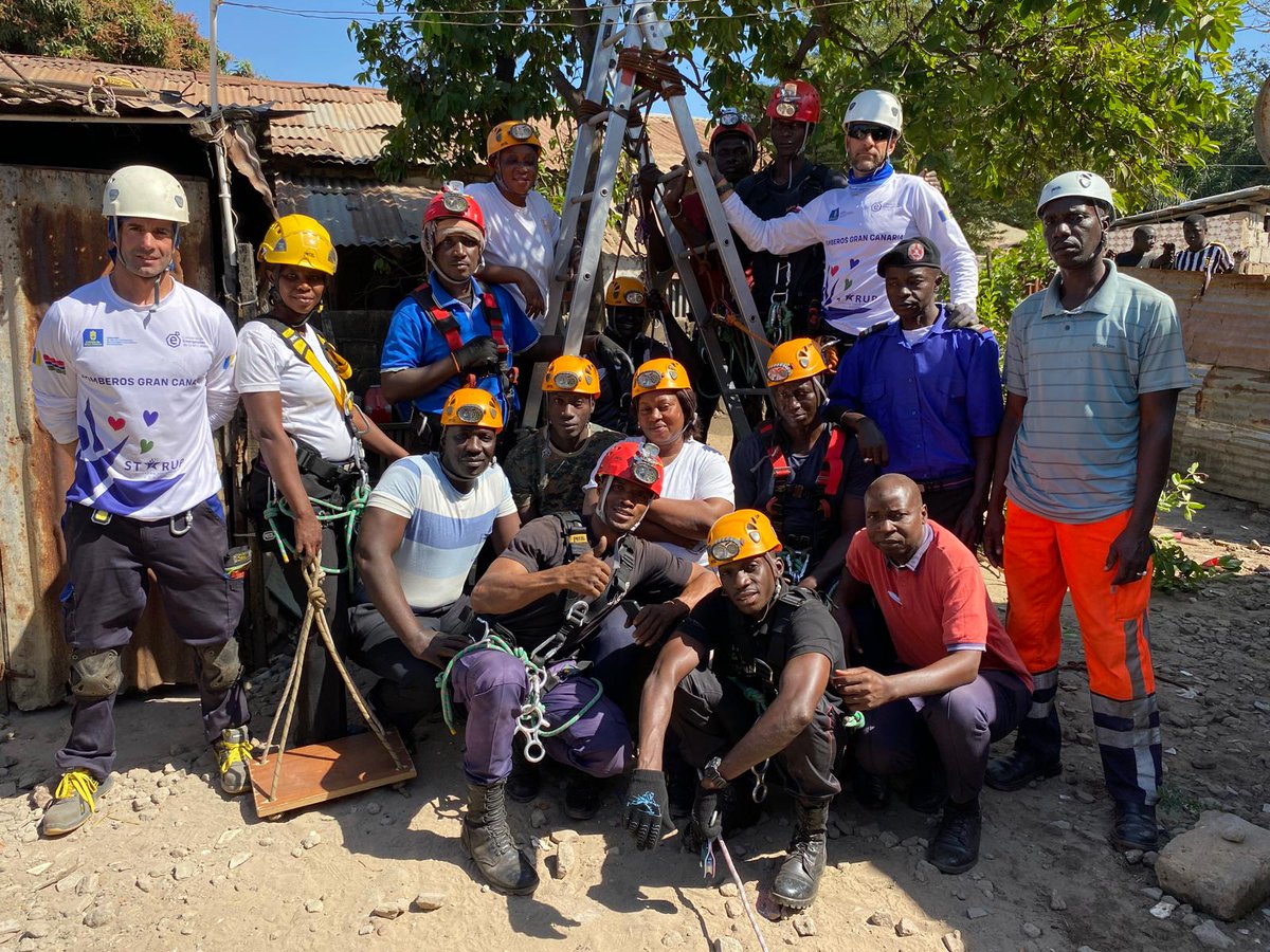 emergencias_gc's tweet photo. Nos acercamos al objetivo de que los bomberos de Gambia manejen sus 2 primeros camiones todoterreno y también que puedan rescatar personas de pozos con total seguridad, también animales que hay que extraer para que no contaminen el agua.

@starupoficial @emergencias_gc https://t.co/OvcinwGEzg