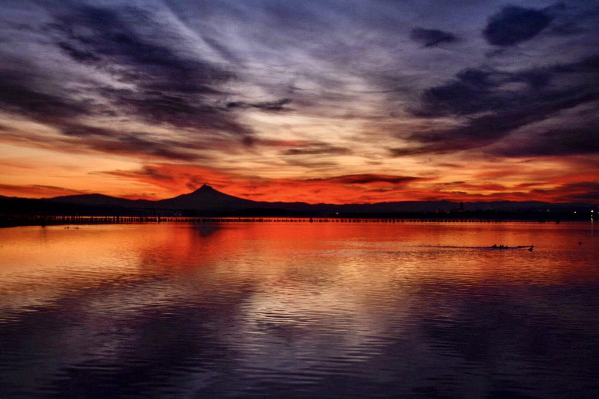 MikeKATU's tweet photo. FIRE & ICE… another stunner of a sunrise over Mt. Hood and the Columbia River. Freezing cold temps and sky fire - or as we call it here in the PNW… Tuesday. Have a warm day and be good! #LiveOnK2 #Portland #tuesdayvibe #omht https://t.co/0YtuMrLjsC