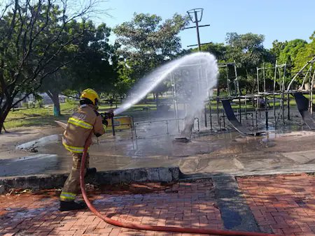 Lamentable que unos fascinerosos, energúmenos, piromanos seguramente drogados, incendien un parque para niños en la zona de la Villa Olímpica..! Hay que meterlos presos de por vida..!! <a href="/AlcaldiaCTG/">Alcaldía de Cartagena</a> <a href="/PoliciaColombia/">Policía de Colombia</a>
