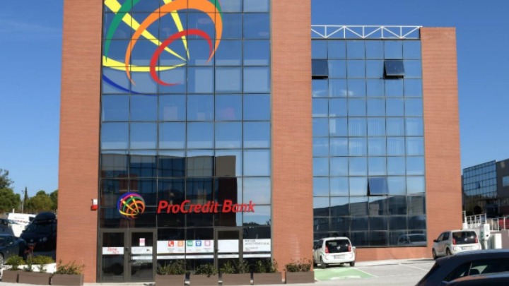 amna_news's tweet photo. Δημιουργική ευκολία από την #ProCredit #Βank
@procreditbank είναι η τράπεζα που βρίσκεται στην αιχμή της #τεχνολογίας και τόσο κοντά στον #πελάτη της. https://t.co/XR4tUvzyTh https://t.co/rqtHmR7pjV