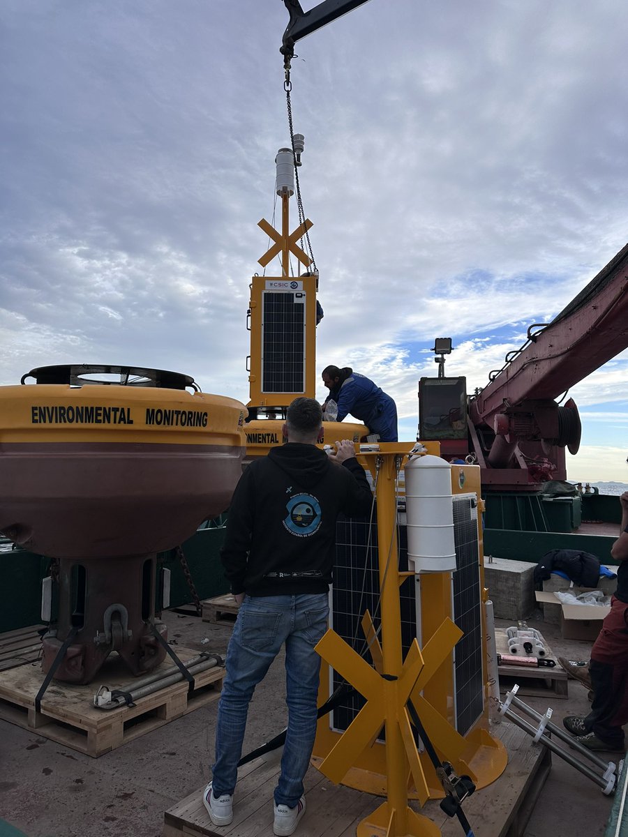 EugenioFraile's tweet photo. Hoy estamos instalando el mejor y más completo sistema de monitorización oceanográfico del @marmenor @murcia @IEOoceanografia @CSIC #adasa @DCAmbientales #Costas esperando ya a recibir datos y realizar asesoramiento científico para ayuda a las administraciones públicas y sociedad https://t.co/7UBrxSExbj