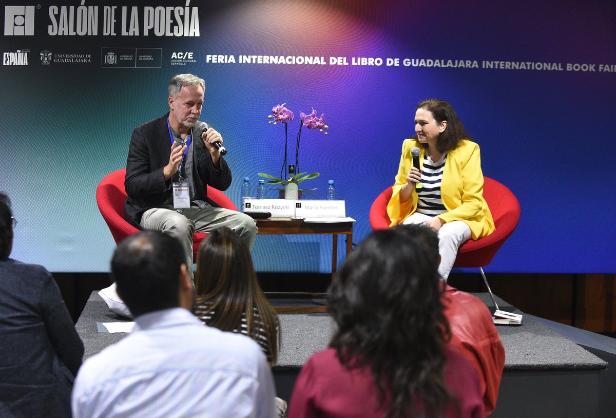 El poeta polaco Tomasz Różycki presentó su libro "Colonias" en el Salón de la Poesía de la #FILGuadalajara. Reflexionó sobre cómo las emociones pueden conmover al lector sin rebasar al autor, una meta que plasmó en los 77 sonetos de su obra. Durante el evento, estuvo acompañado