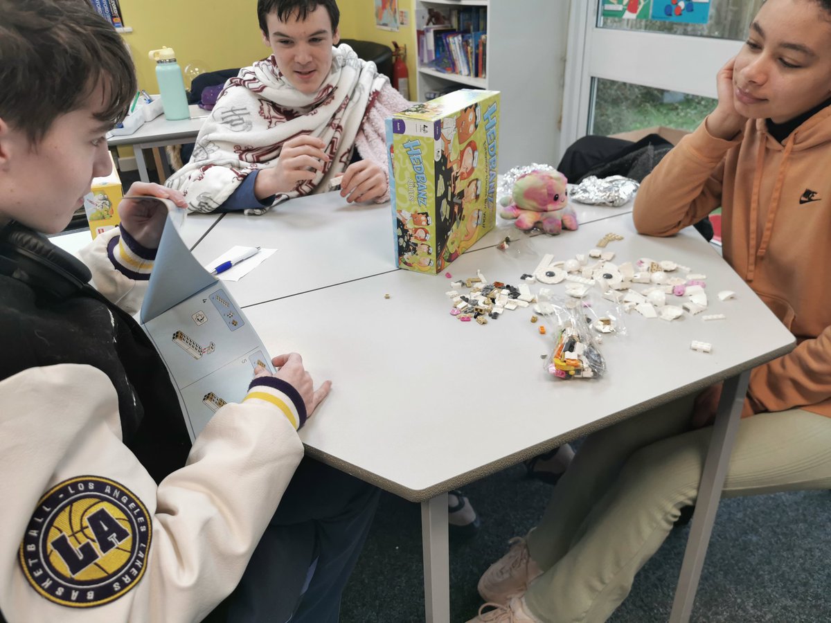 RivermeadEPR's tweet photo. Working on resilience, communication and fine motor skills during our 5 Ways to Wellbeing session! #legotherapy #engineer #supplier #builder @RivermeadTrust @RivermeadSchool https://t.co/nhP5PHXF2t