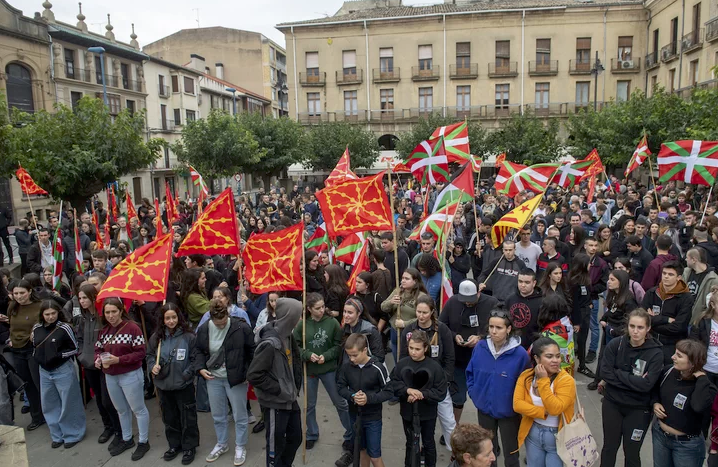 Independentziaren aldeko egunak antolatu ditu Ernaik 75 herri zein eskualdetan

naiz.eus/es/info/notici…