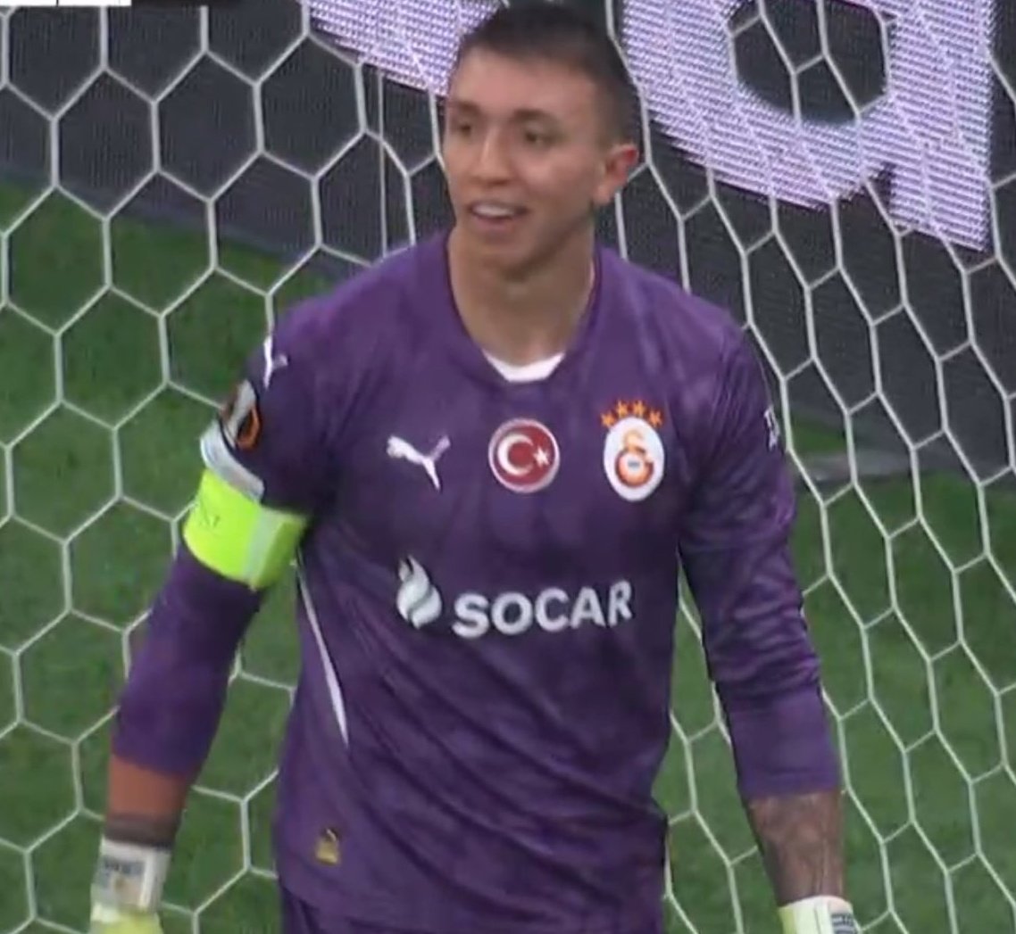 Avrupa Liginde üst tura çıkma şansımızı yarı yarıya düşürdü (belkide bitirdi), şimdi sıra ligde Fenerbahçe'ye 10 yıldır beklediği şampiyonluğu vermekte..

#GoHomeMuslera