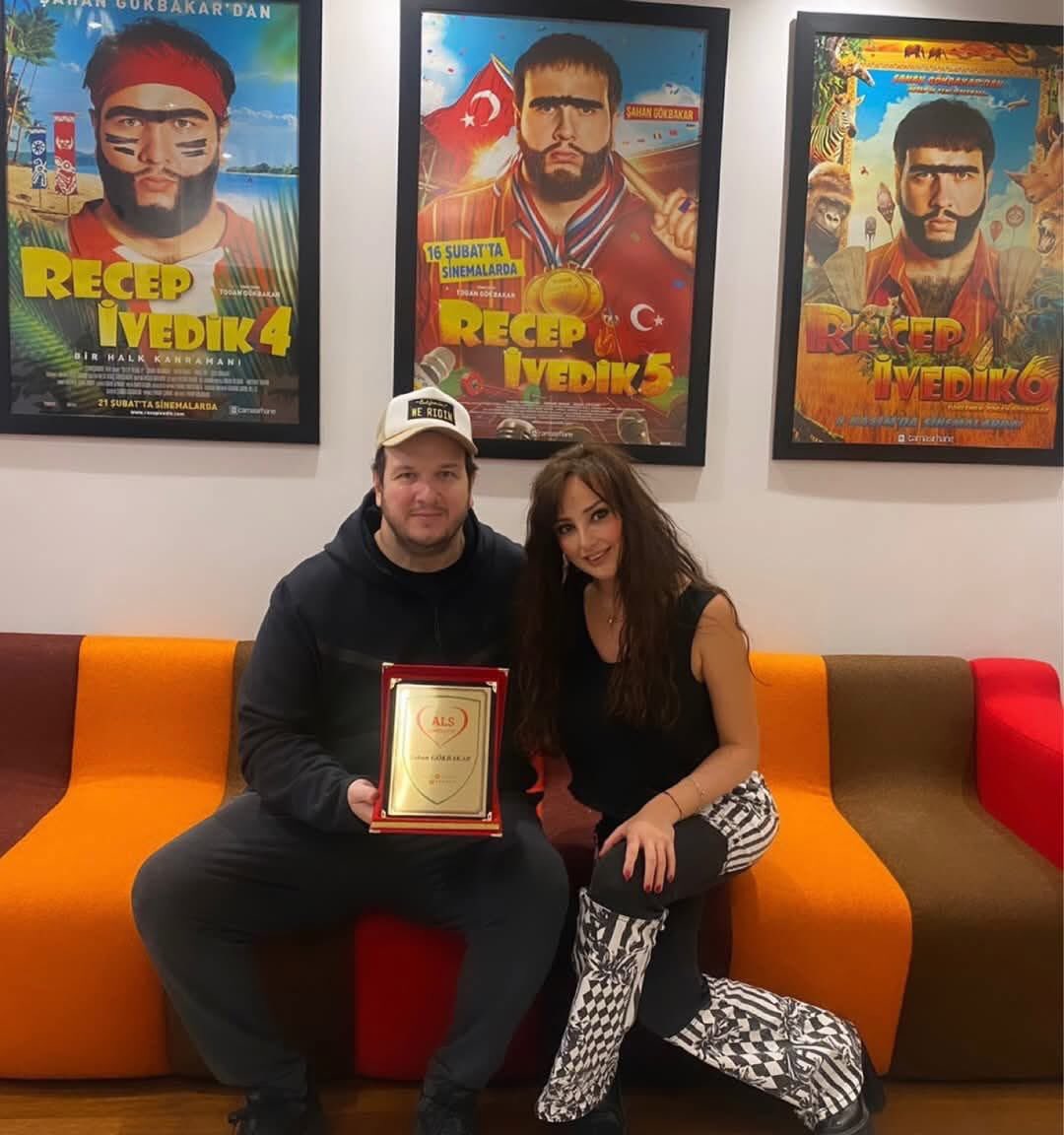 📌Ünlü komedyen ve koyu GS taraftarı Şahan Gökbakar, Recep İvedik film serisinin tüm telif haklarını TV8’den geri talep ederek, filmlerin kanalda yayınlanmasını yasakladı.FB Asbaşkanı olan TV8’in sahibi Acun Ilıcalı ile ilişkisini sonlandıran Gökbakar,Bu kararıyla gündem yarattı.