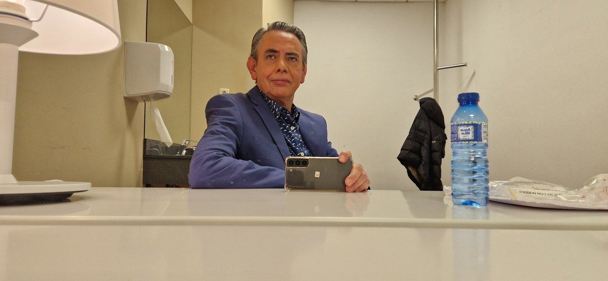 Hoy, en mi camerino en Antena 3, a tes de que me entrevisten Sonsoles y su equipo de colaboradores. Salgo a las 7.30 aproximadamente.