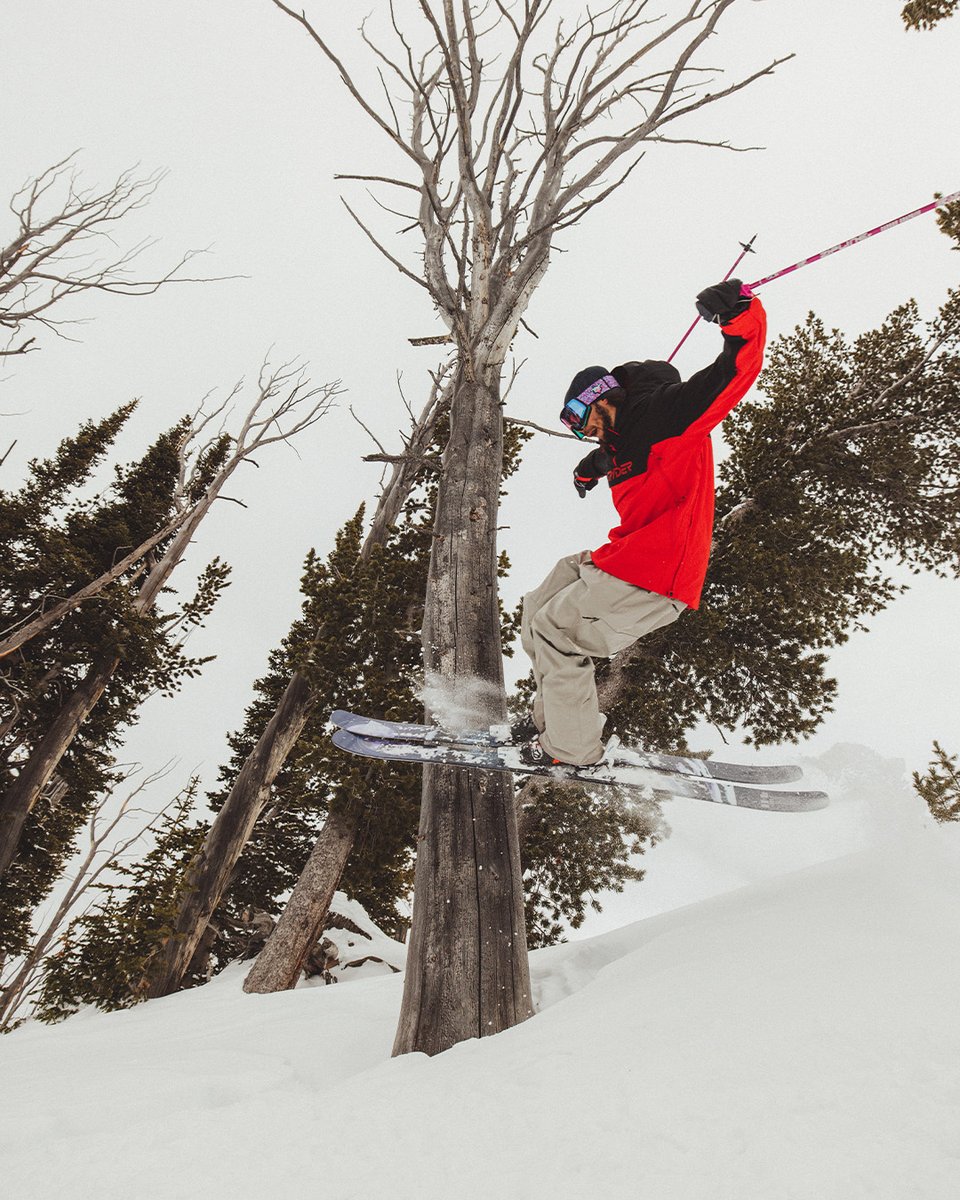 Explore the mountain in our All Out Anorak. We strategically placed EXO THERMO insulation (60g) and EXO SHIELD 10K/10K recycled fabric to ensure warmth and moisture protection. The All Out Anorak is the next level of functionality and style.