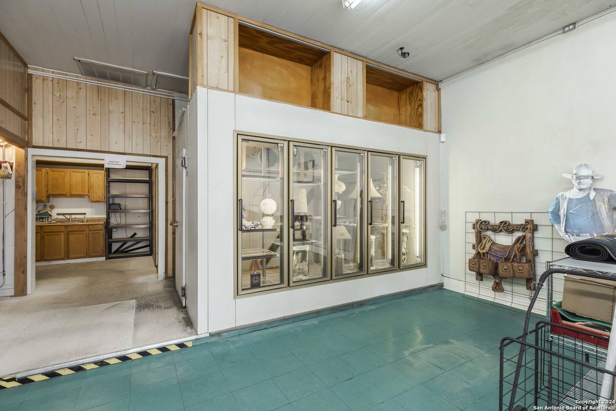 AMRGrouptx's tweet photo. Charming 3-bed, 2-bath home on Hwy 16 in Bandera! Spacious lot, rustic charm, modern touches, and minutes from Main St. Perfect for hill country living! 🏡✨New Listing Price: 
See more here: https://t.co/2tefFo80KZ https://t.co/zRPtpTLHZO