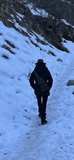 ماضية في طريقي
مع الطبيعة
بعيداً عن سموم من يرتكب إبادة
بعيداً عن سموم من يسجن لأجل تغريدة
بعيداً عن سموم الفساد والكذب والسياسة