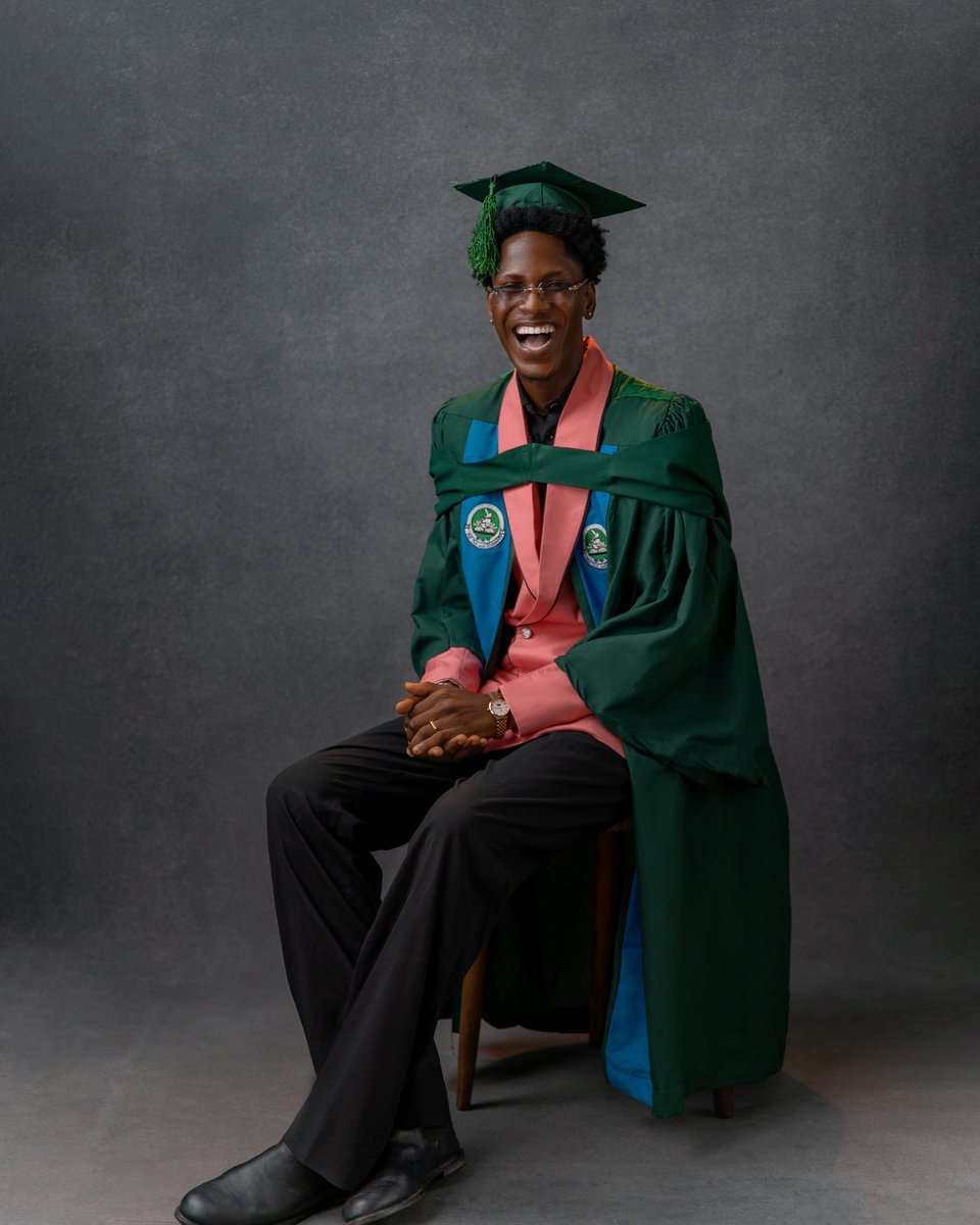 abohwo_v's tweet photo. A degree holder ! 👨🏾‍🎓🌟 https://t.co/IRijkF4RcJ