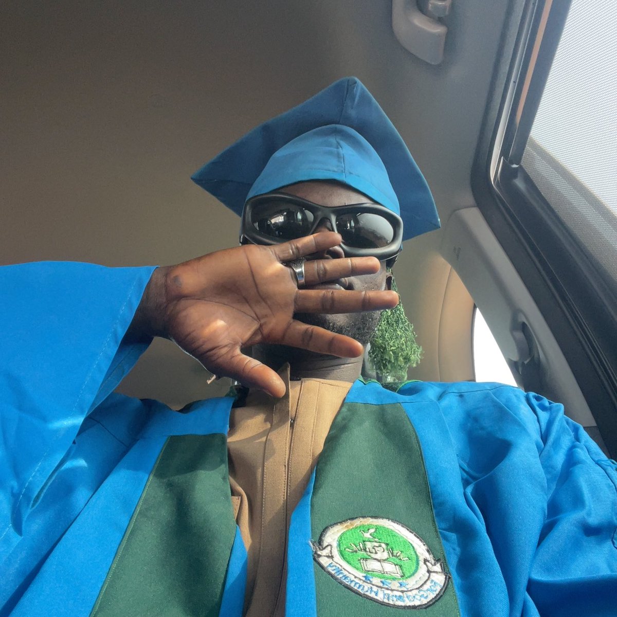 itz_tistar's tweet photo. Masters in the bag🎊🎉 #architecture #calebuniversity #convocation https://t.co/WK3hdWGhM9