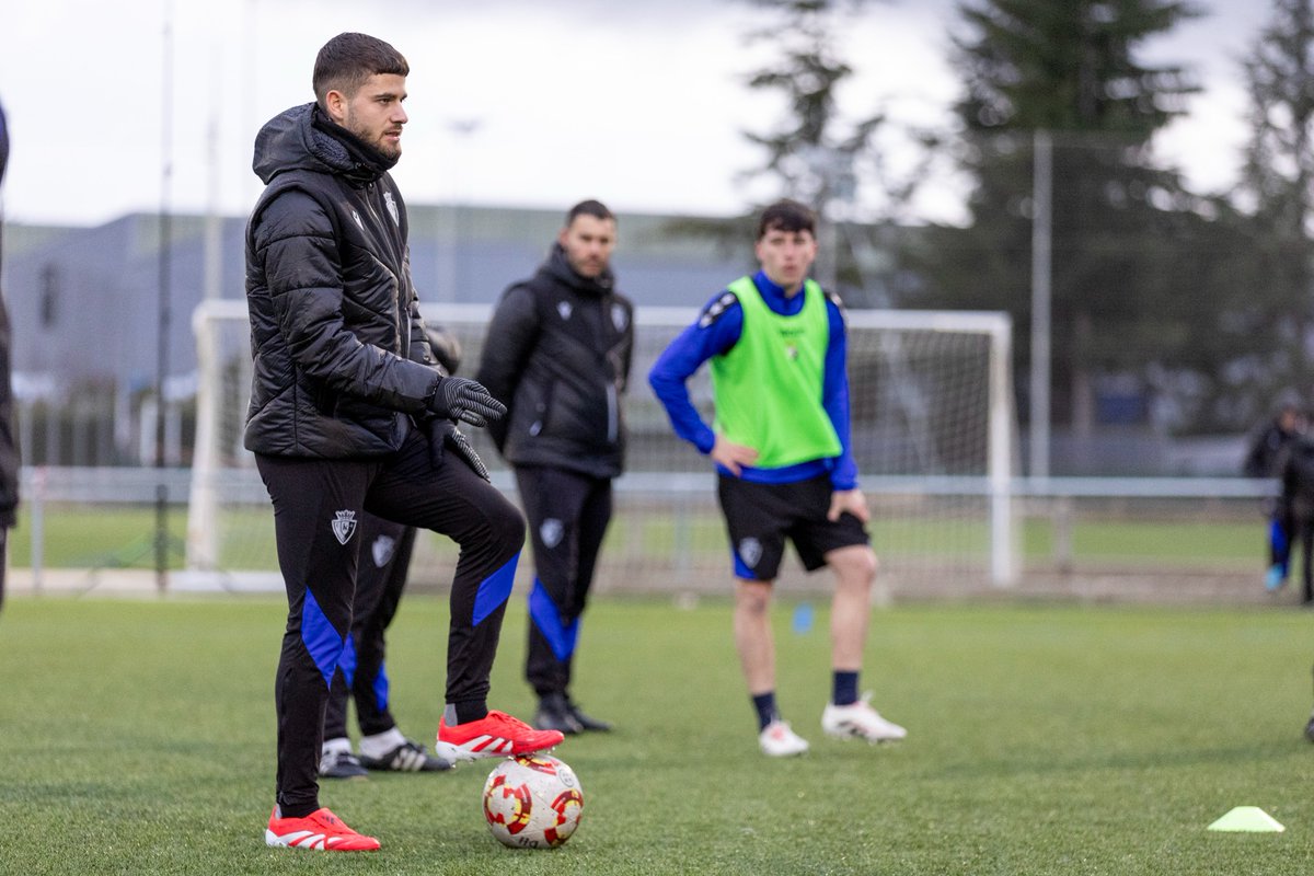Osasuna's tweet image. Iker Muñoz ha participado esta tarde en una sesión de entrenamiento con los centrocampistas de los equipos juveniles y cadetes.

👏 ¡Qué gran maestro!