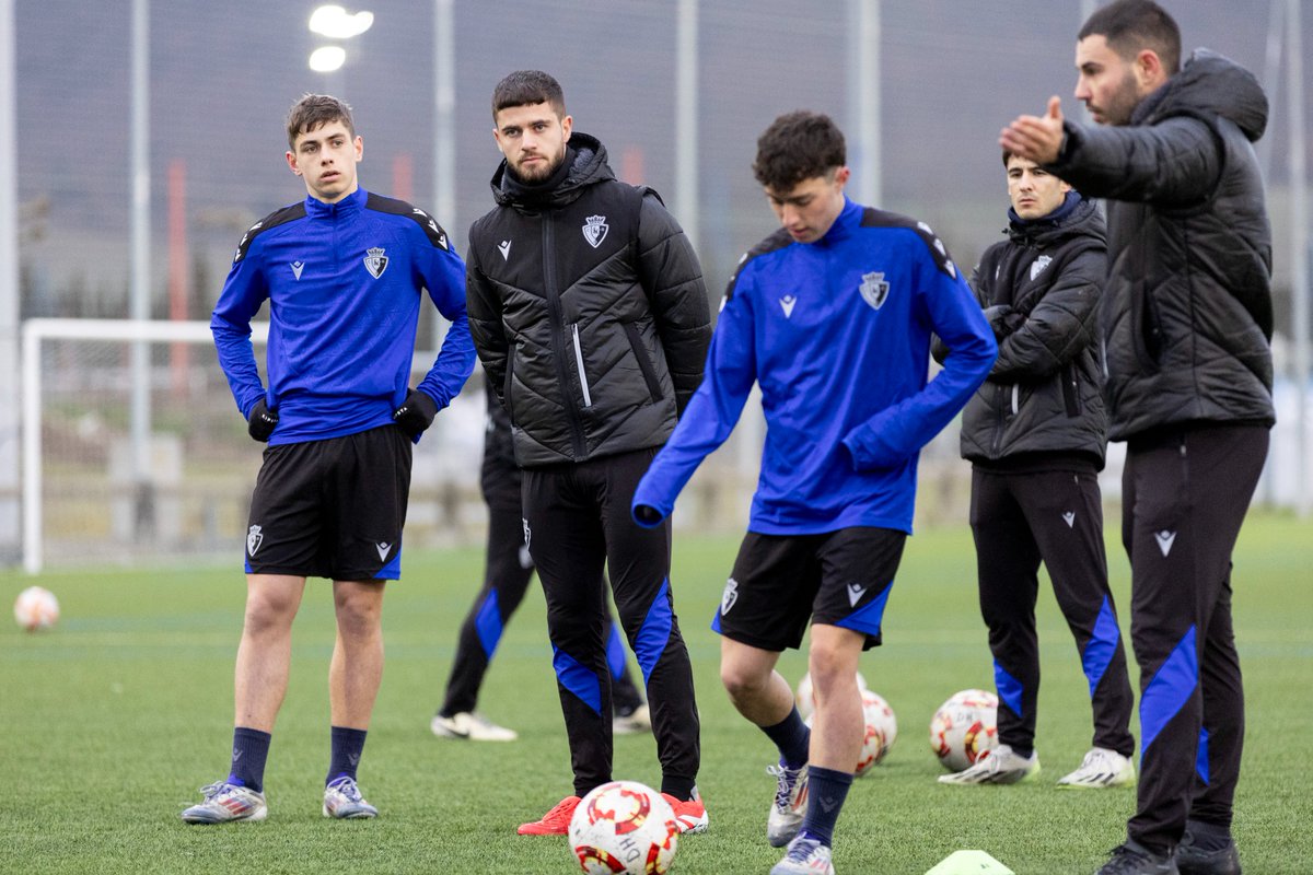 Osasuna's tweet image. Iker Muñoz ha participado esta tarde en una sesión de entrenamiento con los centrocampistas de los equipos juveniles y cadetes.

👏 ¡Qué gran maestro!