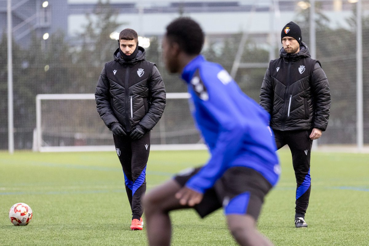 Osasuna's tweet image. Iker Muñoz ha participado esta tarde en una sesión de entrenamiento con los centrocampistas de los equipos juveniles y cadetes.

👏 ¡Qué gran maestro!
