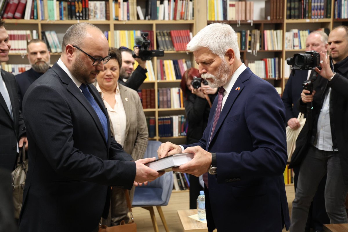 fcjk_me's tweet photo. Predśednik Republike Češke gospodin Petr Pavel u pośeti FCJK

Danas je Fakultet za crnogorski jezik i književnost imao posebnu čast i zadovoljstvo ugostiti predśednika Republike Češke gospodina Petra Pavela u okviru njegove službene pośete Crnoj Gori. Predśednika Pavela u ime FCJK zvanično su dočekali dekan Aleksandar Radoman, prodekan Adnan Čirgić i predśednik UO FCJK Boban Batrićević.
Kako je u uvodnome obraćanju istakao dekan Radoman, pośeta je organizovana u saradnji s Ambasadom Republike Češke u Crnoj Gori i predstavlja nastavak uspješne i kontinuirane saradnje FCJK i institucija Republike Češke.
U delegaciji koju je predvodio predśednik Pavel bili su i predstavnici češke diplomatije, uključujući Njenu Ekselenciju ambasadorku Republike Češke u Crnoj Gori Janinu Hrebičkovu. U okviru pośete upriličen je razgovor s predstavnicima civilnoga sektora u kojemu su pored predśednika Pavela učestvovali i Nj. E. Hrebičkova, Dina Bajramspahić, Zlatko Vujović i Boban Batrićević. Diskusiji su pored članova delegacije prisustvovali profesori i studenti FCJK.
Sastanak je održan u kutku posvećenome Vaclavu Havelu, bivšem predśedniku Češke i jednoj od najvažnijih ličnosti moderne evropske istorije. Ovaj kutak otvoren je 2023. godine kao simbol prijateljskih odnosa i kulturne saradnje između Crne Gore i Češke te predstavlja jedinstven prostor za organizaciju predavanja, izložbi i drugih kulturnih događaja na FCJK i jedini je Havelov legat te vrste u ovome dijelu Evrope.

Na sastanku se diskutovalo o procesu pristupanja Crne Gore Evropskoj uniji, perspektivama i mogućim poljima djelovanja kao i o društvenim izazovima s kojima se suočava Crna Gora.
Predśednik Pavel zahvalio je domaćinima i istakao da mu je zadovoljstvo što se nalazi u Prijestonici te naglasio važnost razvoja bilateralnih odnosa između dvije zemlje.

Pośeta predśednika Republike Češke dodatno je ojačala kulturne i društvene veze između dvije zemlje te otvorila nove mogućnosti za zajedničke projekte i inicijative u budućnosti.

Ovaj događaj još je jedan važan korak u jačanju saradnje između akademskih institucija Crne Gore i Češke, a FCJK će nastaviti da bude aktivan akter u promovisanju kulture dijaloga te produbljivanju društvenih i obrazovnih veza dvije zemlje.