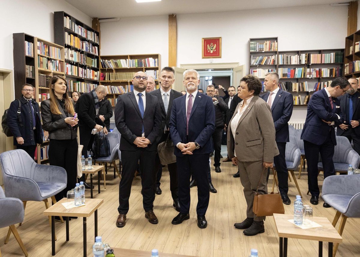 fcjk_me's tweet photo. Predśednik Republike Češke gospodin Petr Pavel u pośeti FCJK

Danas je Fakultet za crnogorski jezik i književnost imao posebnu čast i zadovoljstvo ugostiti predśednika Republike Češke gospodina Petra Pavela u okviru njegove službene pośete Crnoj Gori. Predśednika Pavela u ime FCJK zvanično su dočekali dekan Aleksandar Radoman, prodekan Adnan Čirgić i predśednik UO FCJK Boban Batrićević.
Kako je u uvodnome obraćanju istakao dekan Radoman, pośeta je organizovana u saradnji s Ambasadom Republike Češke u Crnoj Gori i predstavlja nastavak uspješne i kontinuirane saradnje FCJK i institucija Republike Češke.
U delegaciji koju je predvodio predśednik Pavel bili su i predstavnici češke diplomatije, uključujući Njenu Ekselenciju ambasadorku Republike Češke u Crnoj Gori Janinu Hrebičkovu. U okviru pośete upriličen je razgovor s predstavnicima civilnoga sektora u kojemu su pored predśednika Pavela učestvovali i Nj. E. Hrebičkova, Dina Bajramspahić, Zlatko Vujović i Boban Batrićević. Diskusiji su pored članova delegacije prisustvovali profesori i studenti FCJK.
Sastanak je održan u kutku posvećenome Vaclavu Havelu, bivšem predśedniku Češke i jednoj od najvažnijih ličnosti moderne evropske istorije. Ovaj kutak otvoren je 2023. godine kao simbol prijateljskih odnosa i kulturne saradnje između Crne Gore i Češke te predstavlja jedinstven prostor za organizaciju predavanja, izložbi i drugih kulturnih događaja na FCJK i jedini je Havelov legat te vrste u ovome dijelu Evrope.

Na sastanku se diskutovalo o procesu pristupanja Crne Gore Evropskoj uniji, perspektivama i mogućim poljima djelovanja kao i o društvenim izazovima s kojima se suočava Crna Gora.
Predśednik Pavel zahvalio je domaćinima i istakao da mu je zadovoljstvo što se nalazi u Prijestonici te naglasio važnost razvoja bilateralnih odnosa između dvije zemlje.

Pośeta predśednika Republike Češke dodatno je ojačala kulturne i društvene veze između dvije zemlje te otvorila nove mogućnosti za zajedničke projekte i inicijative u budućnosti.

Ovaj događaj još je jedan važan korak u jačanju saradnje između akademskih institucija Crne Gore i Češke, a FCJK će nastaviti da bude aktivan akter u promovisanju kulture dijaloga te produbljivanju društvenih i obrazovnih veza dvije zemlje.