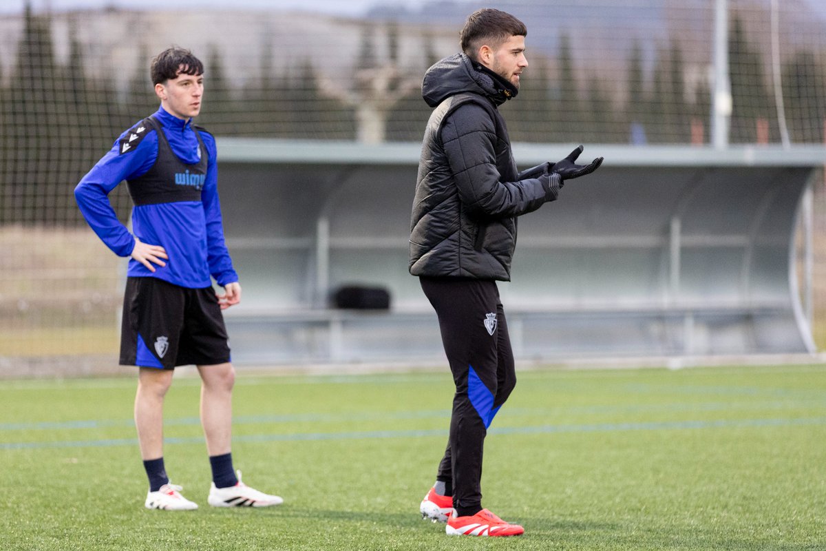 Osasuna's tweet image. Iker Muñoz ha participado esta tarde en una sesión de entrenamiento con los centrocampistas de los equipos juveniles y cadetes.

👏 ¡Qué gran maestro!
