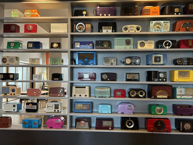 mikesgene's tweet image. Apart from a LOT of clock radios, the hotel has endless clock paraphernalia, clock pillows, and round mirrors that resemble clocks. 
If you have a theme might as well go all in!
#clocks

radioworld.com/columns-and-vi…