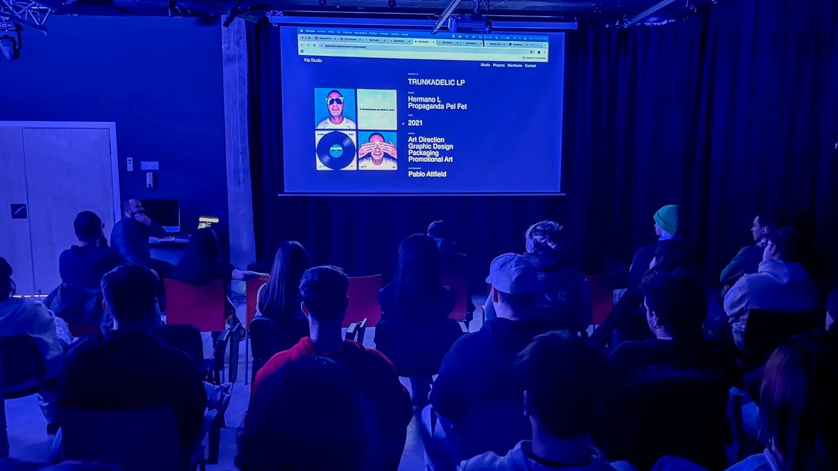 Hoy a venido Alejandro Illán de Kip Studio, diseñador y DJ, a dar una charla a nuestros alumnos de los ciclos formativos de grado medio en Asistencia al Producto Gráfico Interactivo y en Vídeo Disc-Jockey y Sonido