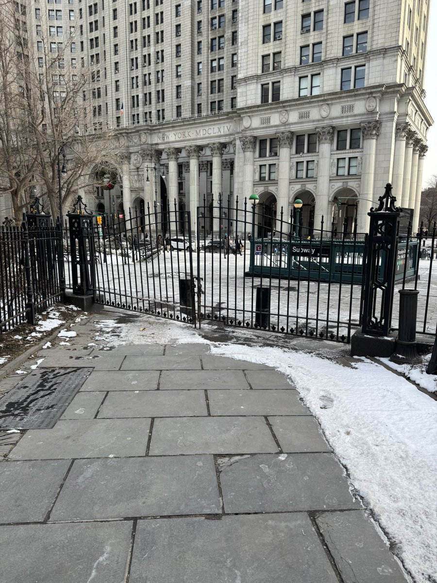 michpc26's tweet photo. @NYCParks why has this gate in City Hall Park been closed for weeks now? https://t.co/SIu9F1YjEK