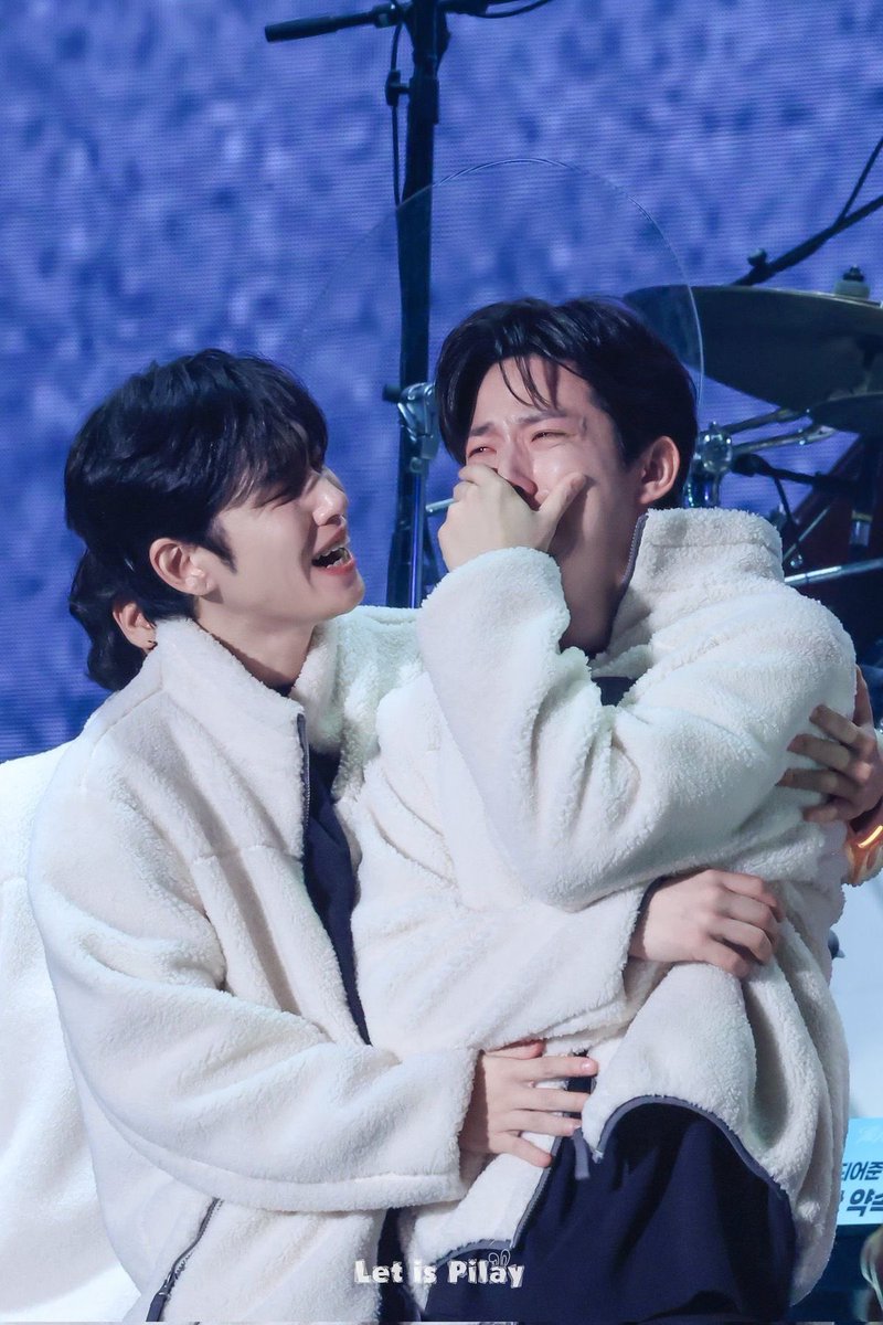 이건 딱 이 한장만 봐야해 

이게 필이도 울컥 한거 보이고 
도운이는 진짜 너무 오열이라 내 마음이 너무 아픔