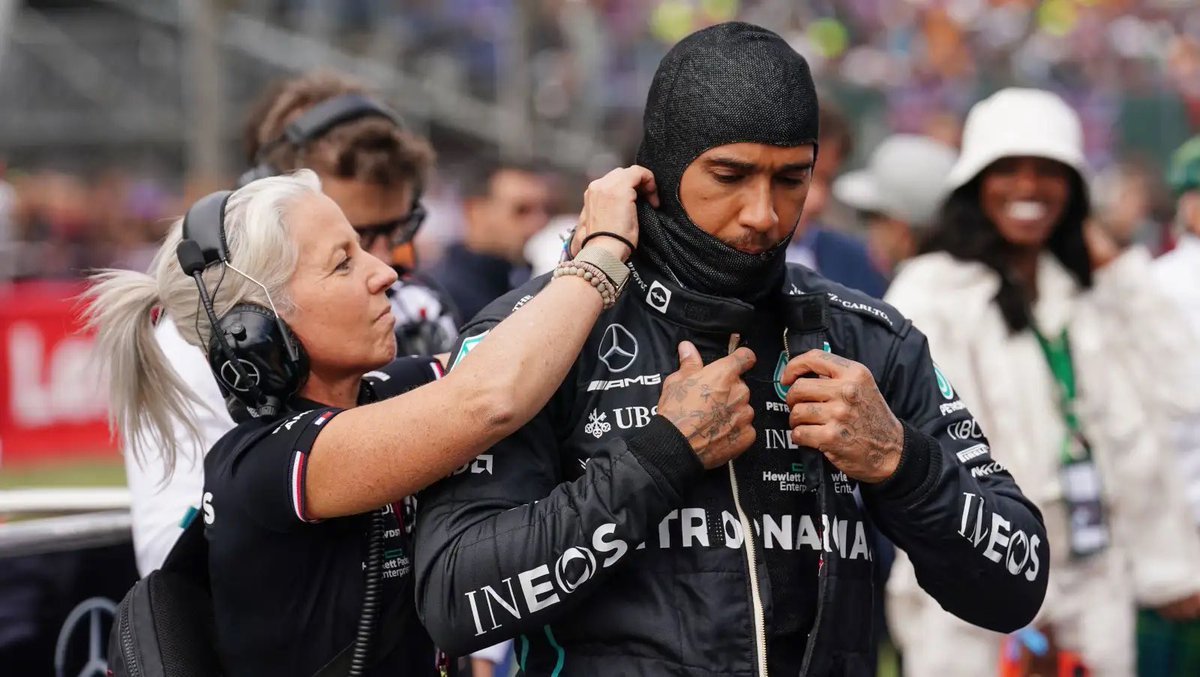 🤝 Reencuentro | Lewis Hamilton estará nuevamente acompañado por su entrenadora de confianza, Angela Cullen, en esta temporada de #F1. La profesional se unirá al equipo de Ferrari como parte de su nuevo grupo de apoyo.

ℹ️[<a href="/wearetherace/">The Race</a>]

#Hamilton #Ferrari #F1