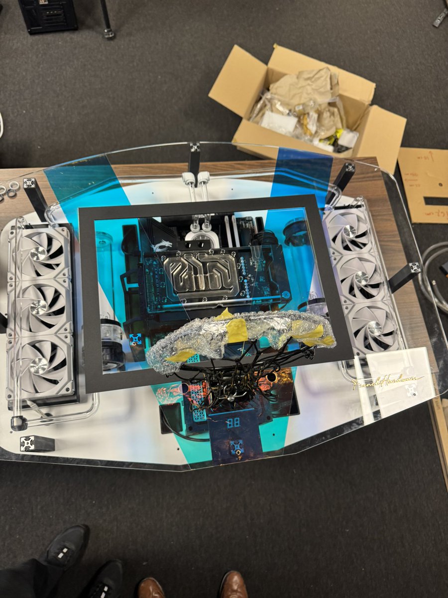 FrenchHardware tweet media