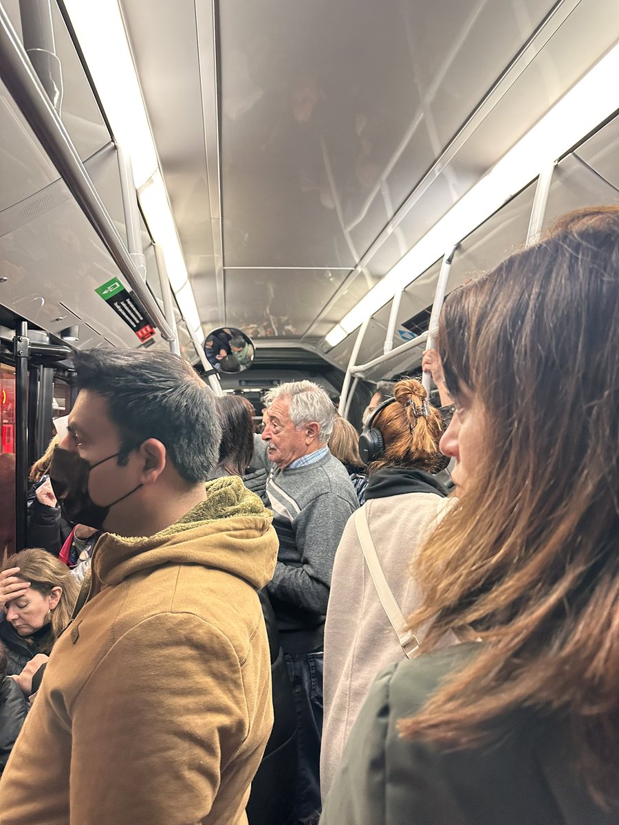lyatw's tweet photo. @TMB_Barcelona  fijaos cómo va siempre a esta hora este bus! D40 no hay forma que pongáis más buses a esta hora! Parecemos unas sardinas! https://t.co/FrIOmKUGun