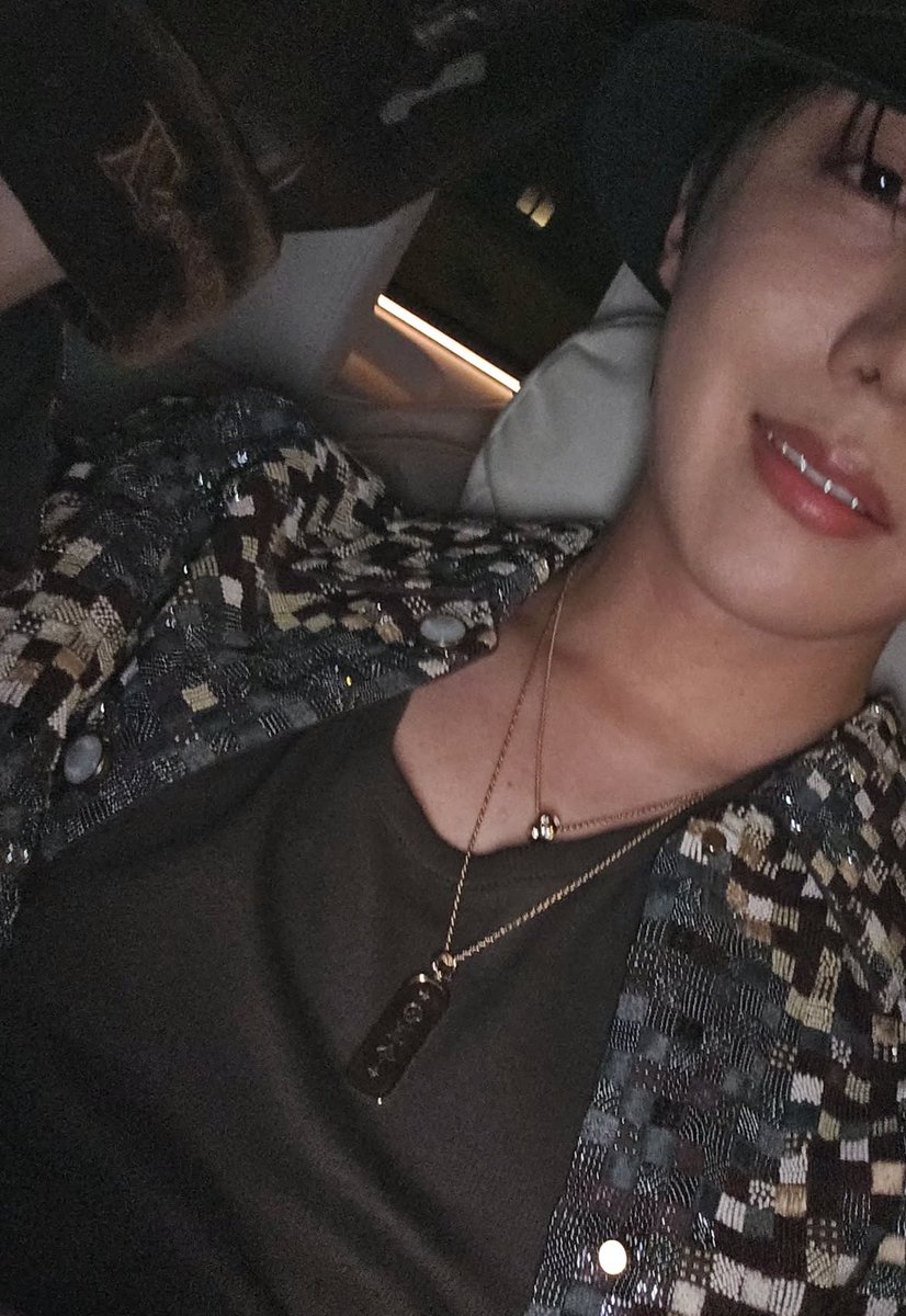 jhopewaist's tweet photo. J-HOPE INSTAGRAM STORY https://t.co/XXyzbvWu9Q