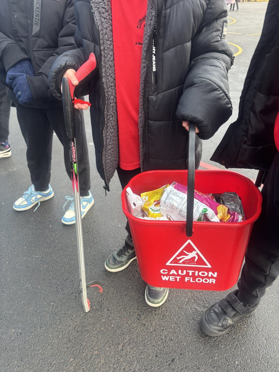 Year 3 were doing their bit to keep the school grounds clean at break time today! <a href="/CliftonPrim/">CliftonPrimary</a> <a href="/CliftonCoHead/">Dr Allen</a> <a href="/Mrs_Allen01/">Mrs Allen</a>