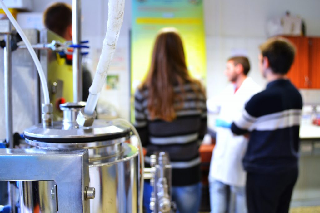 🧪 <a href="/PIIISAProject/">PIIISA</a> 2025 invita a más de 450 estudiantes de Secundaria y Bachillerato a participar del avance del conocimiento científico

✅ Personal investigador #UGR y <a href="/CSIC/">CSIC</a> guiará a l@s más jóvenes por su primera incursión en la ciencia e innovación

➡️ sl.ugr.es/PIIISA2025