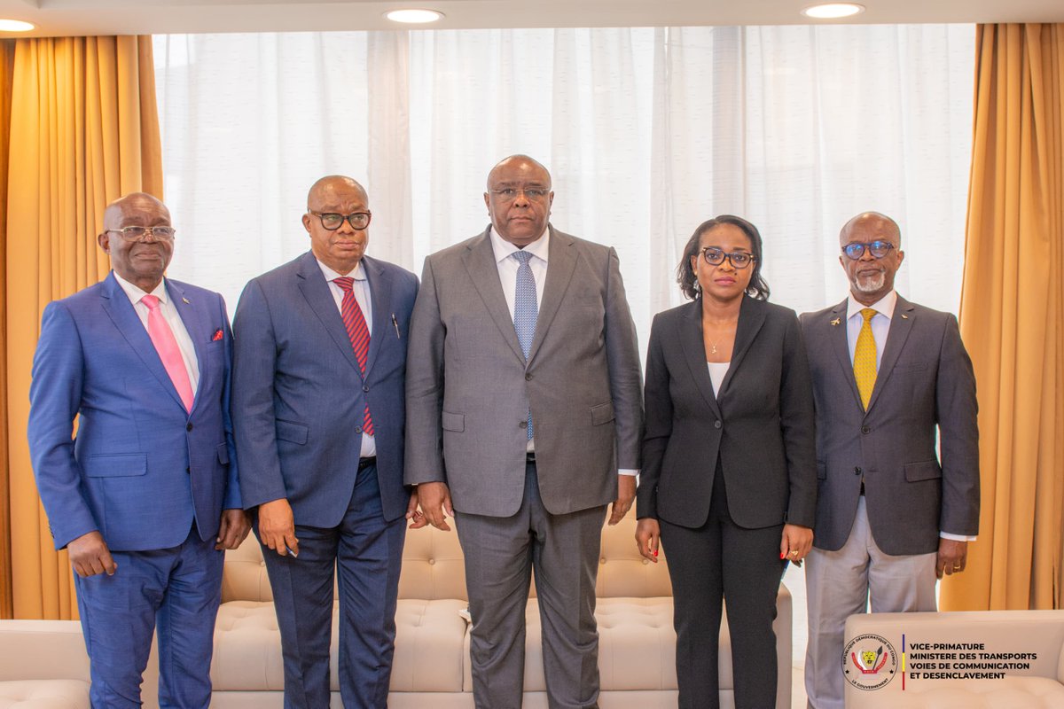 Le vice-Premier ministre, ministre des Transports, Jean-Pierre Bemba, a reçu ce mardi 21 janvier 2025 des membres du Comité de gestion de Congo Airways, dont le nouveau Directeur général Alexandre Tshikala Mukendi et le Président du Conseil d’administration Jean-Bertrand Ewanga,