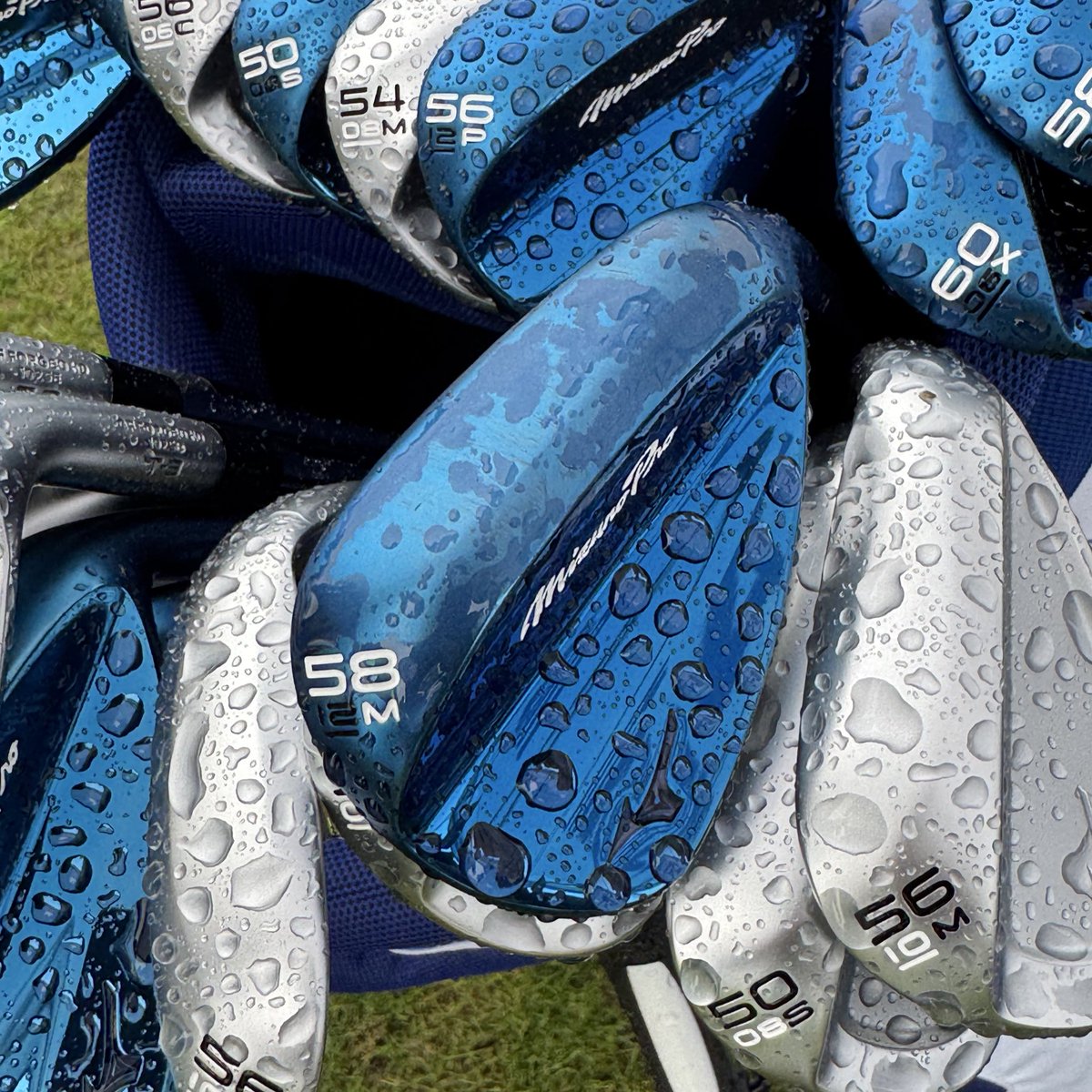 You worry less about the rain when your wedges look this good in it.

The NEW Mizuno Pro T-1 stunning in Blue Ion at the PGA Show Demo Day today.

#nothingfeelslikeamizuno #mizunopro #t1
