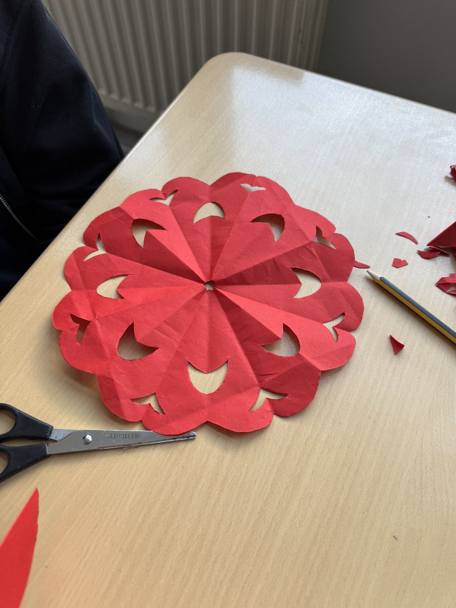 Mandarin club today learning how to do paper cutting for Chinese New Year 🧧🇨🇳 <a href="/KingsParkSec/">KPSS</a> <a href="/kpss_modernlang/">King's Park Modern Languages</a>