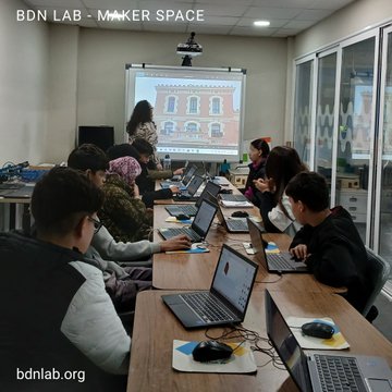 Nou taller  formatiu en disseny per a la impressió 3D en el marc del projecte  educatiu 'Menuda Badalona'. Aquesta setmana ens han visitat els  estudiants de l'Institut Rafael Alberti.

Sabeu la maqueta de quin edifici crearan? ;)

#makers #badalona