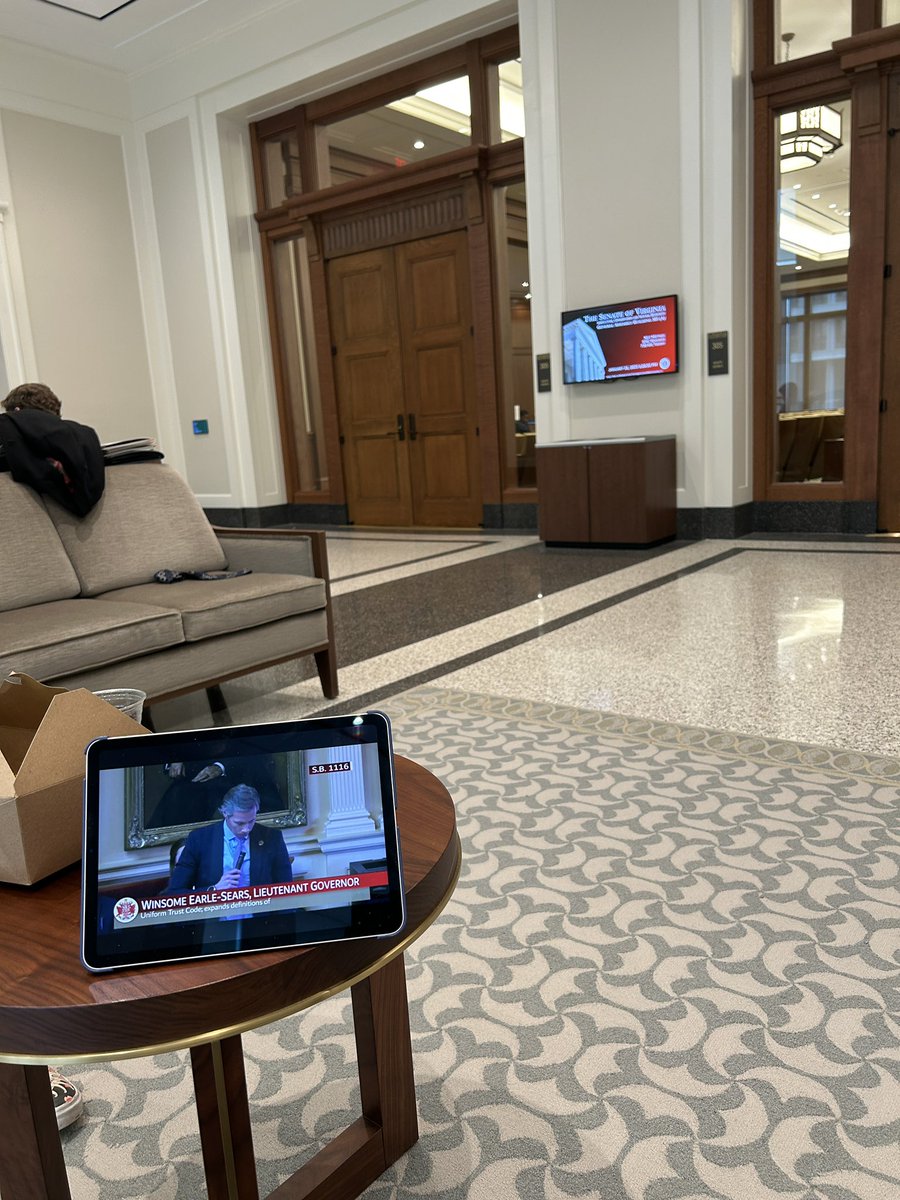 Also can we please please please have the floor sessions play on all these beautiful monitors? I should not have a whole group hovering around my tablet to know what’s going on 😩 #valeg #vasenate #vahouse