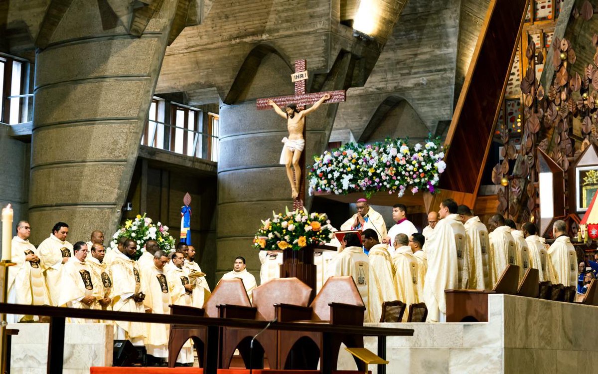 raquelarbaje's tweet photo. Una hermosa y solemne eucaristía la de hoy, en el Día de Nuestra Señora de la Altagracia, a la que asistí junto al presidente @luisabinader y a la vicepresidenta @RaquelPenaVice en la Basílica Catedral de Higüey.

Esta fecha especial nos invita a reflexionar sobre la fuerza de la fe, la esperanza y la unidad, valores que nos fortalecen como pueblo día a día. Elevamos nuestras oraciones a la Virgen, protectora del pueblo dominicano, pidiéndole que ilumine nuestros corazones y nos guíe por un camino de paz, la solidaridad y el bienestar.