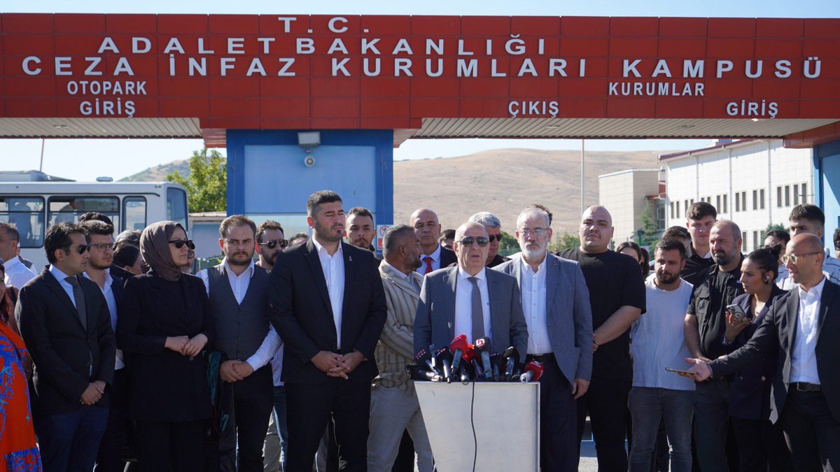 Zafer Partisi Genel Başkanı Sayın Ümit ÖZDAĞ, 30 Aralık 2022 tarihinden bugüne dek tehditler karşısında bir adım geri atmadan, bıkıp usanmadan “Sinan ATEŞ için adalet!” dedi. Partisine katılan ilk belediye olan Tefenni’de yaptığı ilk icraat, bir caddeye “Sinan Ateş” ismini vermek