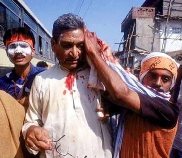ndbjp's tweet photo. जो परम पूज्य गुरुदेव श्री राजुदास जी के इस ट्वीट पर अपना भाषण दे रहे हैं वो यह वीडियो देख लें उस व्यक्ति ने हजारों प्रभु श्रीराम भक्तों को गोलियों से भुनवाकर मां सरयू में डलवा दिया था फिर उनकी लाशों को स्थानीय लोगों ने गोताखोरों ने निकाला था जिसका में वीडियो डाल रहा हुं।
परम पूज्य श्री अशोक सिंघल जी की हत्या कराने की पूरी कोशिश की थी।
