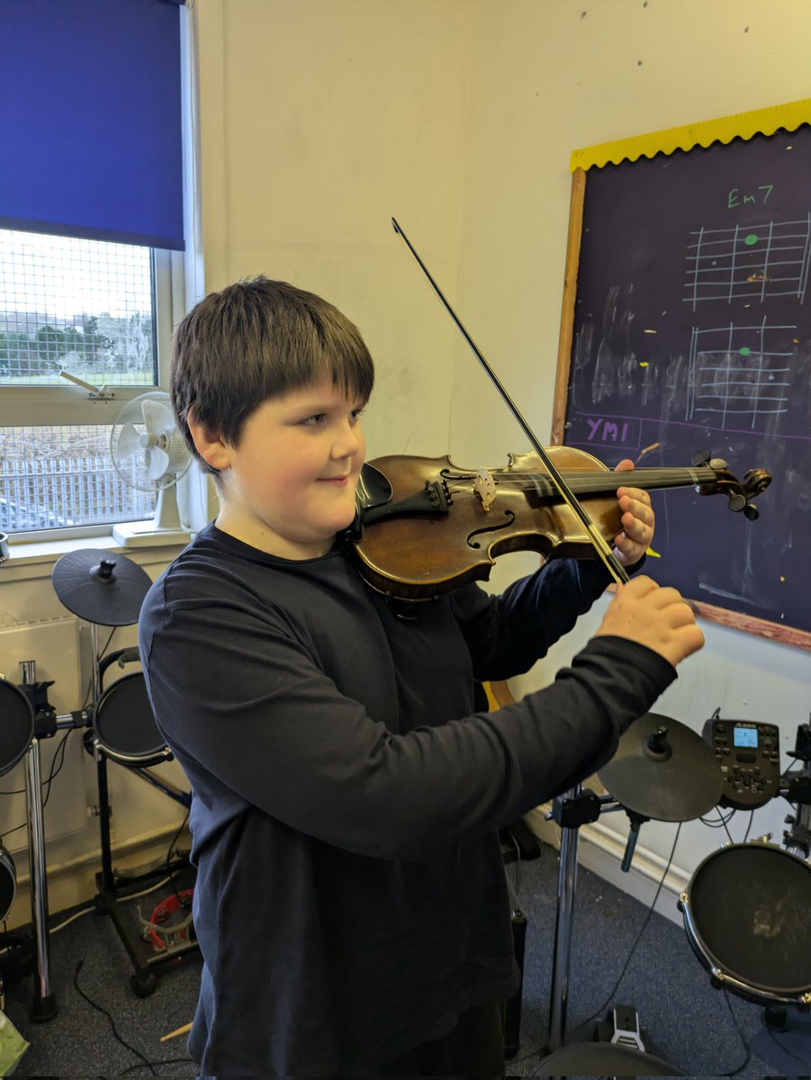 jacquibfraser's tweet photo. @IWBSFalkirk
This pupil had a lesson playing violin today and picked it up amazingly well.
#iwbs #watchusgrow #music https://t.co/0AFTnmS3eA