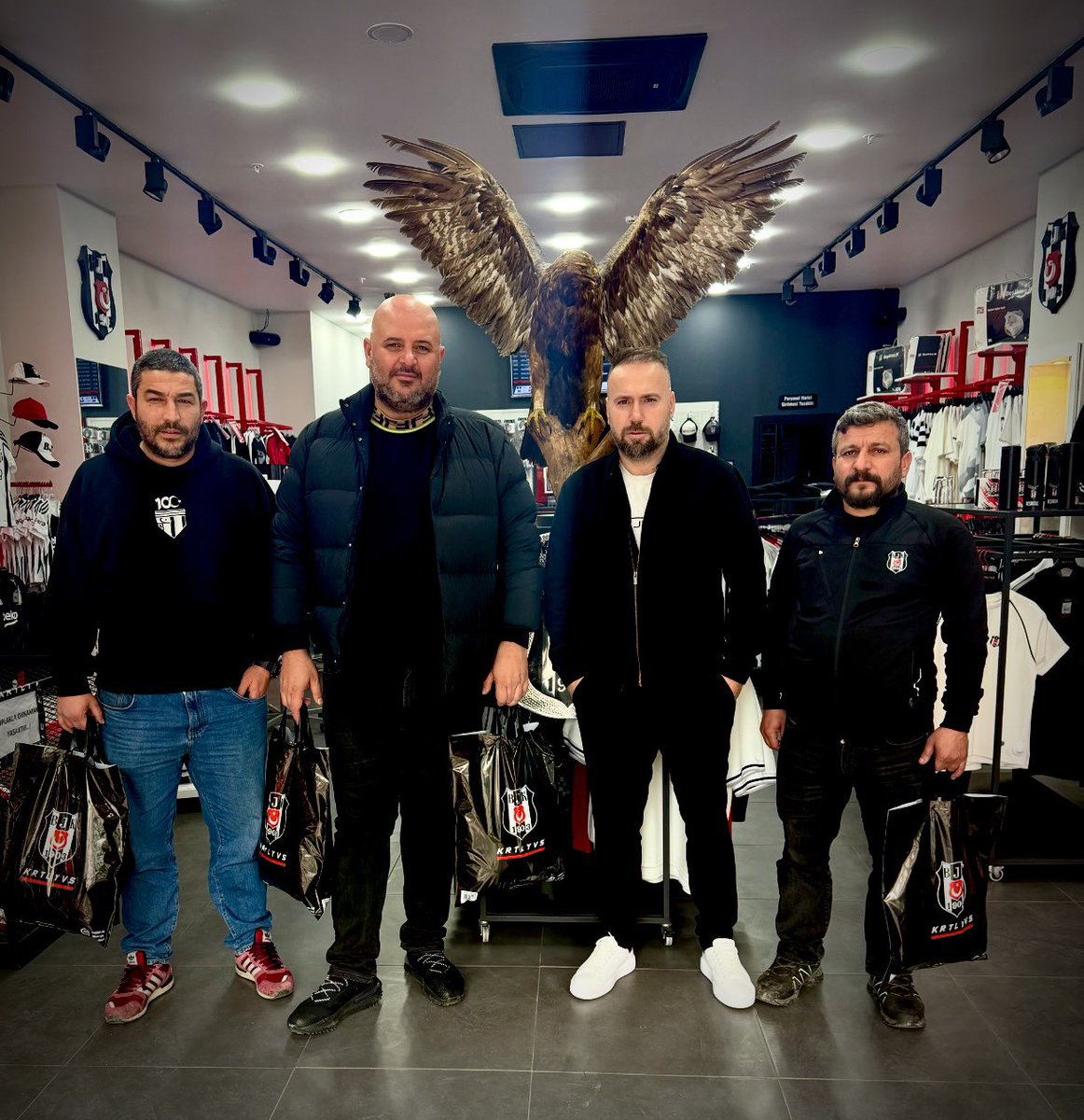 viaporttkrtlyvs's tweet photo. Beşiktaş’ın Gerçek sahibi, 
Alan taraf değil , Veren taraftır… 

Beşiktaş’ın Gerçek Sahibi, 
Büyük Beşiktaş Taraftarıdır…

Biz Bize Yeteriz… 🦅🦅🦅 https://t.co/wgezObnbkD