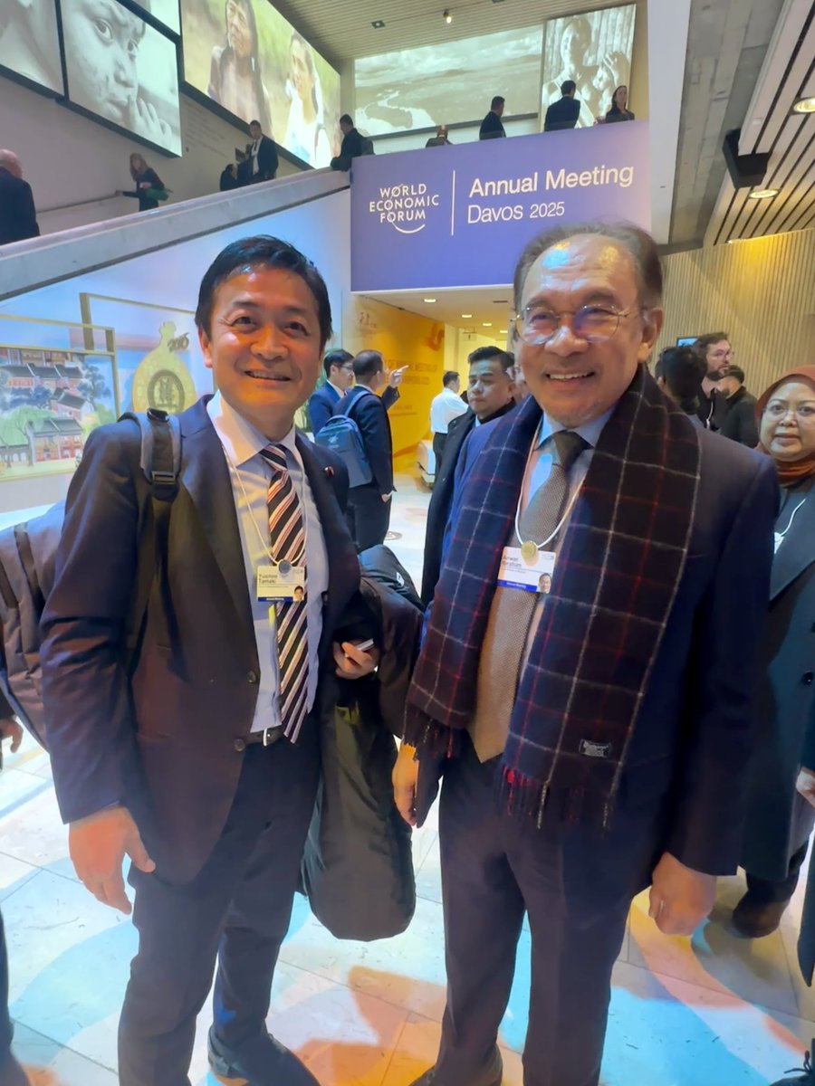 tamakiyuichiro's tweet photo. 要人が普通に会場内を歩いているので、気軽に話ができるのがダボス会議の特徴。マレーシアのアンワル・イブラヒム首相ともお話しさせていただきました。最後は、「ありがとう」と日本語で挨拶してくれました。 https://t.co/Cz7o1RGt9L